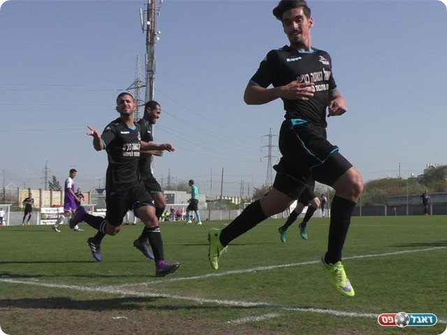 עדן אולירי חוגג יתרון עם המצלמה של דאבל פס